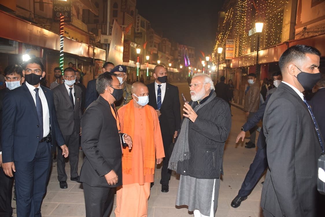 रात में घूमने निकले पीएम मोदी