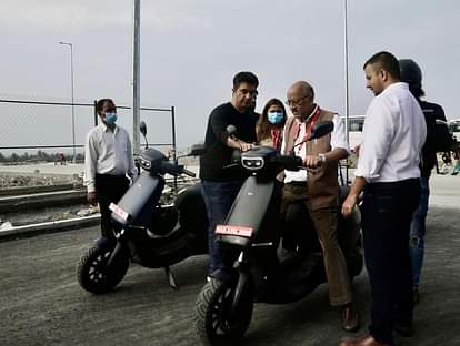 Ola Electric: 15 अगस्त को ओला फिर मचाएगी धमाल, लॉन्च कर सकती है दो उत्पाद, जानें डिटेल्स Ola Electric to launch New Electric Scooter on Independence Day ola electric car news