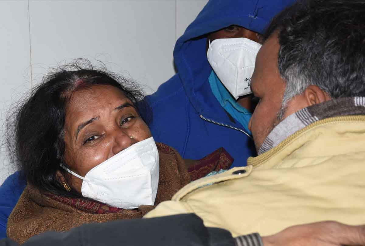 यूपी: कानपुर में फिर वकील की हत्या, घंटी बजाकर बाहर बुलाया पैर छुए फिर मार दी गोली, सुपारी किलिंग का शक UP: Lawyer murdered again in Kanpur, called outside after ringing a bell and then shot