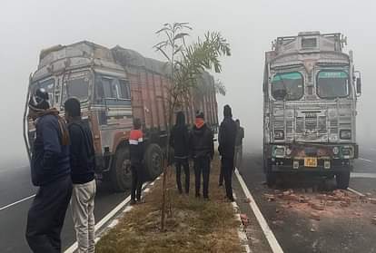कोहरे का कहर: वाराणसी में रिंग रोड पर ट्रक ने ट्रैक्टर-ट्रॉली में मारी टक्कर, छह घायल road accident in varanasi on ring road due to fog six people injured after truck hit tractor trolly