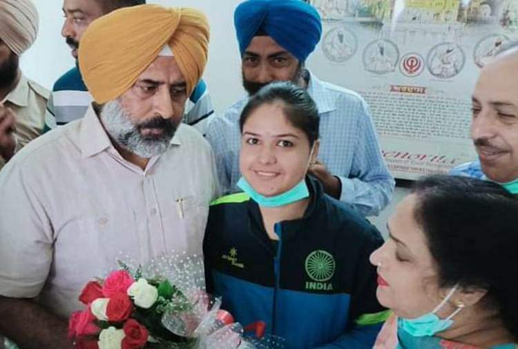 इस खिलाड़ी से सौतेला व्यवहार क्यों: शतरंज में सात बार की नेशनल चैंपियन, हर जगह लगाई गुहार लेकिन नौकरी नहीं दे रही सरकार Jalandhar based Chess player Malika Handa struggle for a govt job and cash reward