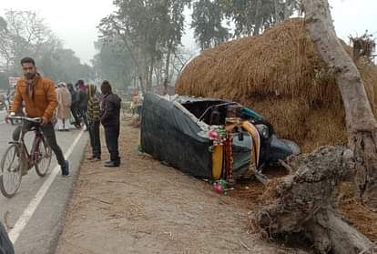 कुशीनगर में हादसा: बच्चे को बचाने में अनियंत्रित होकर पलटा सवारियों से भरा टेंपो, एक की मौत One person died due to uncontrolled tempo overturning in Kushinagar