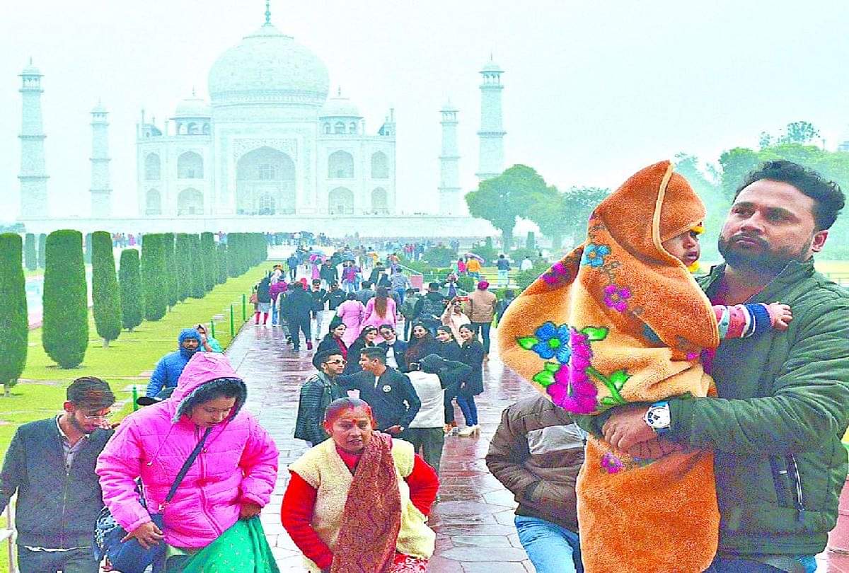 पर्यटन: बढ़ते संक्रमण व बारिश से सैलानियों की संख्या में गिरावट, ताजमहल पर कोरोना काल में हुए ये बदलाव Corona Virus Infection And Bad Weather Effects Taj Mahal Tourists