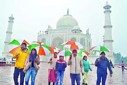 पर्यटन: बढ़ते संक्रमण व बारिश से सैलानियों की संख्या में गिरावट, ताजमहल पर कोरोना काल में हुए ये बदलाव Corona Virus Infection And Bad Weather Effects Taj Mahal Tourists