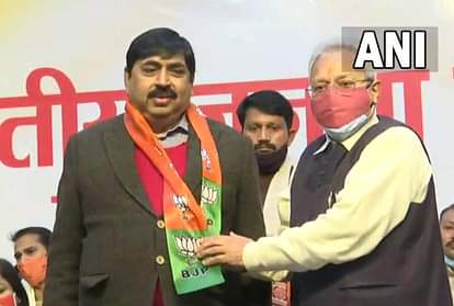 UP Chunav 2022: कांग्रेस की पोस्टर गर्ल और मुलायम के साढ़ू भाजपा में शामिल, साढ़ू का आरोप- अखिलेश ने नेताजी को कैद कर रखा है UP Election: Congress Campaign Ladki Hoon Lad Sakti Hoon Poster Girl Priyanka Maurya Joins BJP