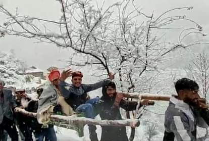 बर्फबारी: दुल्हन के घर पहुंचने के लिए चार फीट बर्फ में छह किमी पैदल गई बरात snowfall in himachal: Barat reached at bride home by walking six kilometer in snowfall