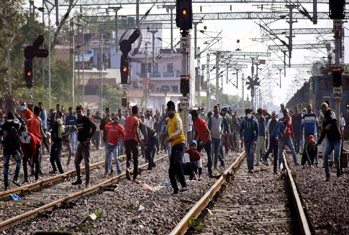 लाठीचार्ज की तस्वीरें: लॉज के कमरों के दरवाजे तोड़कर घुसी पुलिस, छात्रों को बेरहमी से पीटा, विरोध में पथराव Prayagraj Police beat up students after entering the lodge Students pelted stones in protest against police action railway recruitment examination candidates See photos