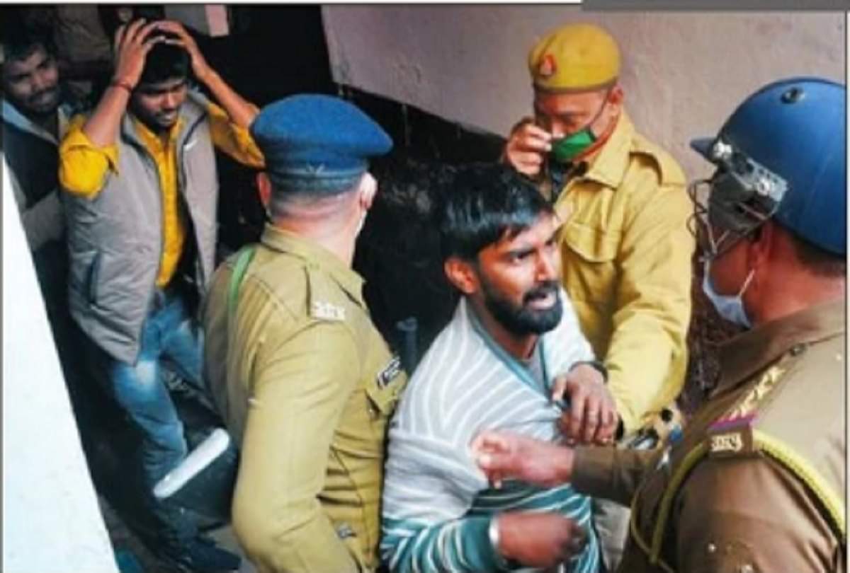 लाठीचार्ज की तस्वीरें: लॉज के कमरों के दरवाजे तोड़कर घुसी पुलिस, छात्रों को बेरहमी से पीटा, विरोध में पथराव Prayagraj Police beat up students after entering the lodge Students pelted stones in protest against police action railway recruitment examination candidates See photos
