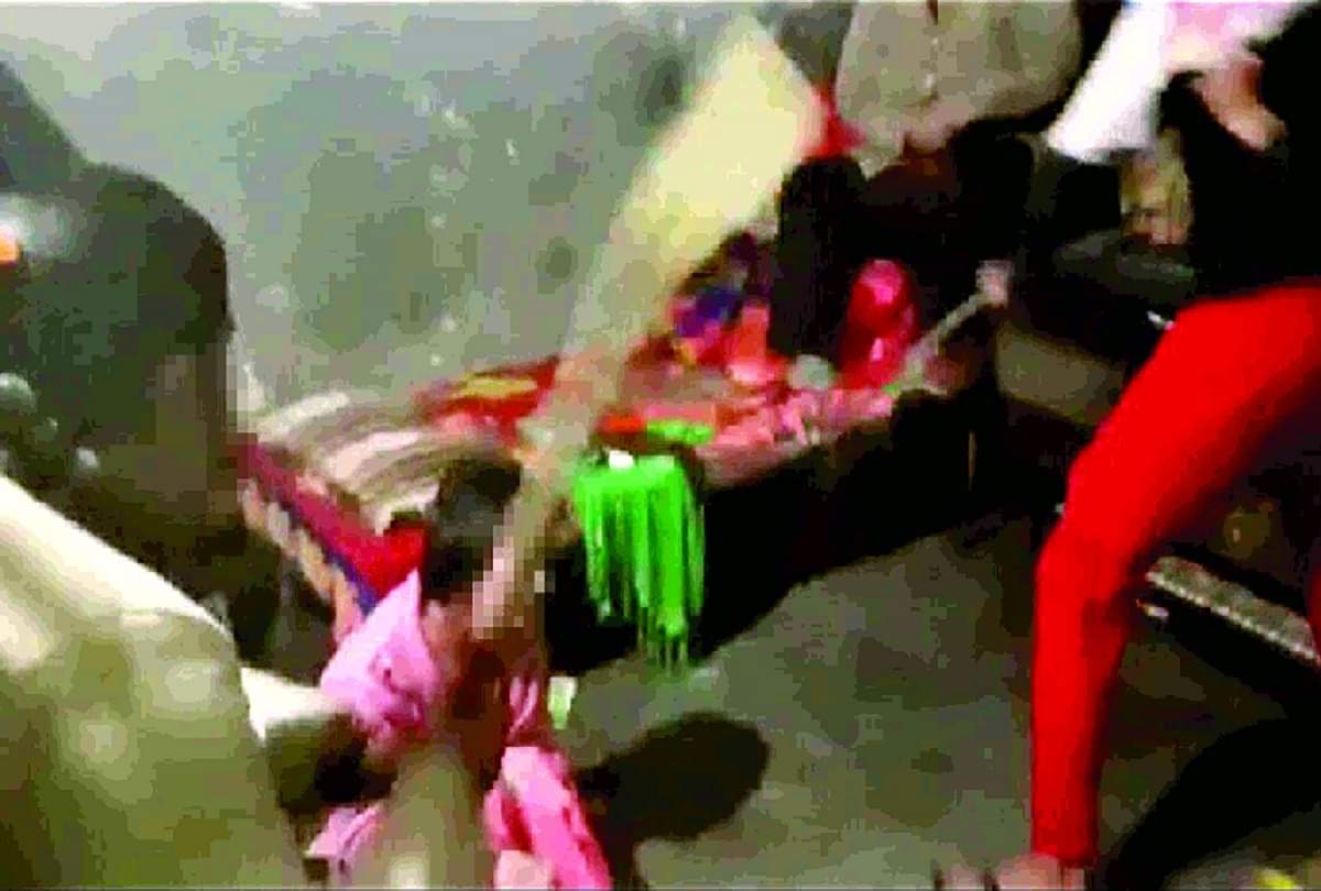 दिल्ली में दरिंदगी की हदें पार: महिला को पीटकर किया अधमरा, कैंची-उस्तरे से काटे बाल, वायरल वीडियो उड़ा देगा आपके होश Delhi vivek vihar sexual assault case Woman brutally beaten up hair cut with scissor-razor