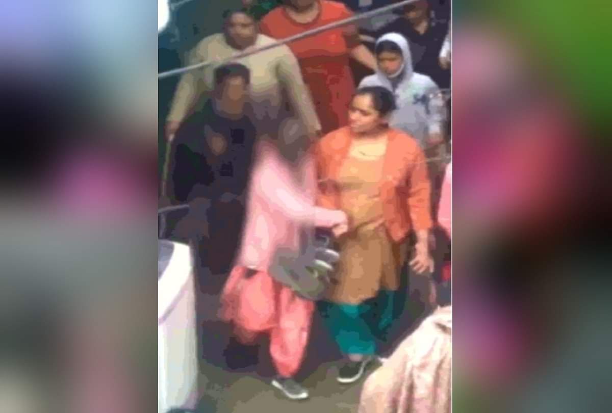 दिल्ली में दरिंदगी की हदें पार: महिला को पीटकर किया अधमरा, कैंची-उस्तरे से काटे बाल, वायरल वीडियो उड़ा देगा आपके होश Delhi vivek vihar sexual assault case Woman brutally beaten up hair cut with scissor-razor
