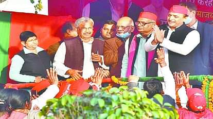 UP Election 2022: अखिलेश यादव पहुंचे आगरा, सपा नेताओं से पूछा- कितनी सीटें मिल रही हैं UP Chunav 2022: SP Chief Akhilesh Yadav Visit Agra, Asked How Many Seats SP Are Getting