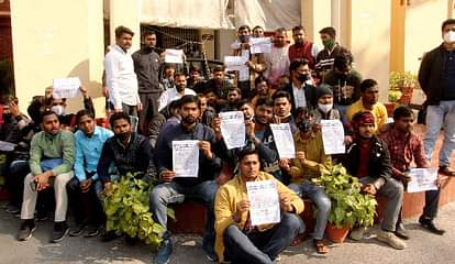 बीएचयू छात्रावासों में आरक्षण के लिए छात्रों का प्रदर्शन, जल्द फैसला न होने पर आंदोलन की दी चेतावनी Students protest for reservation in BHU hostels