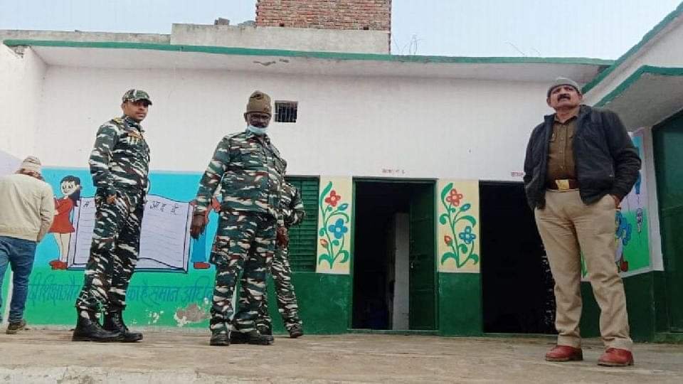 UP Election 2022: गोद में बच्चा, बारिश में भीगते बस्ता लेने पहुंचीं महिला कर्मी, दंपती की नहीं कटी ड्यूटी up election 2022: Women polling personnel went on election duty with her children in Agra