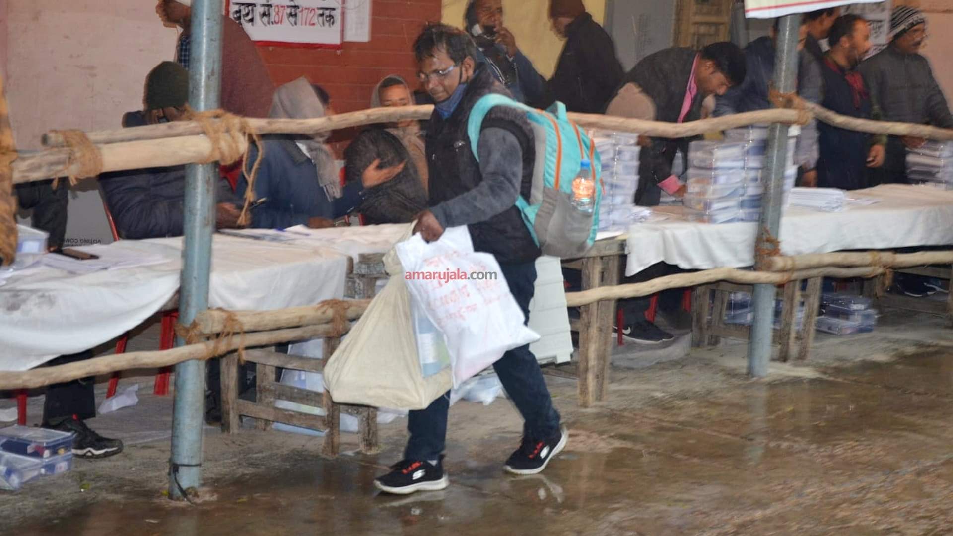 UP Election 2022: गोद में बच्चा, बारिश में भीगते बस्ता लेने पहुंचीं महिला कर्मी, दंपती की नहीं कटी ड्यूटी up election 2022: Women polling personnel went on election duty with her children in Agra