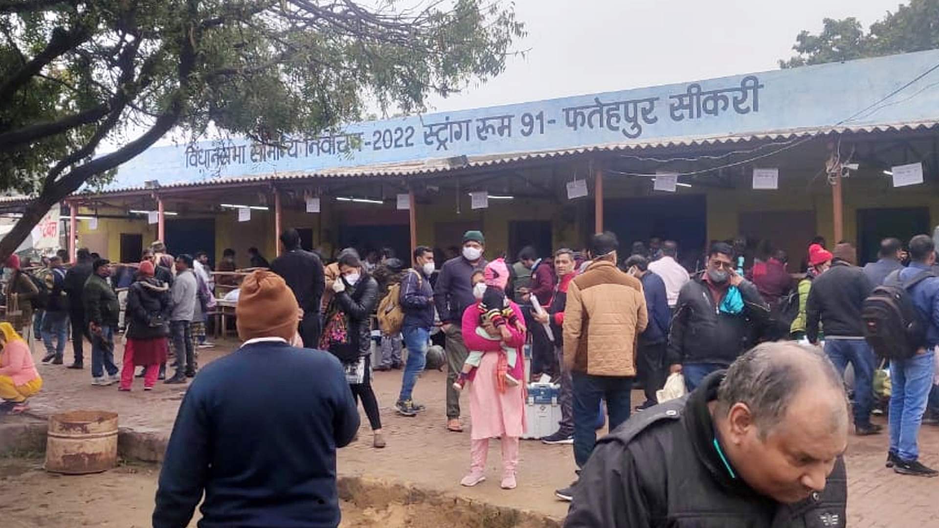 UP Election 2022: गोद में बच्चा, बारिश में भीगते बस्ता लेने पहुंचीं महिला कर्मी, दंपती की नहीं कटी ड्यूटी up election 2022: Women polling personnel went on election duty with her children in Agra