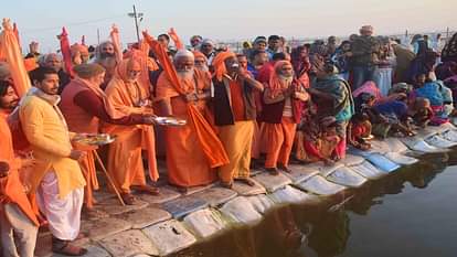माघ मेला : माघी पूर्णिमा से पहले फिर घाटों पर काला पड़ा गंगा जल, नालों का गंदा पानी बहाने का आरोप Magh Mela: Before Maghi Purnima again, Ganga water blackened on the ghats, accused of shedding dirty water from drains