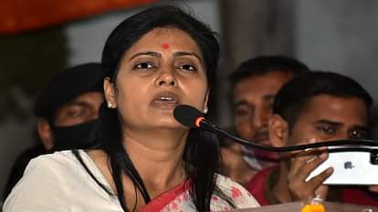 कौशाम्बी : बहन के खिलाफ मैदान में उतरीं केंद्रीय मंत्री अनुप्रिया, बोलीं- पल्लवी ने पिता की विचारधारा को विरोधियों के पास रखी गिरवी Kaushambi: Union Minister Anupriya entered the fray against her sister, said - Pallavi pledged the father's ideology to the opponents