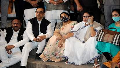 UP Chunav 2022: वाराणसी पहुंचीं ममता बनर्जी, काफिले को दिखाए गए काले झंडे, दशाश्वमेध घाट की सीढ़ियों पर बैठकर देखीं गंगा आरती UP Assembly Election 2022: Mamta Banerjee reached Varanasi, showed black flags to the convoy, saw Ganga Aarti sitting on the steps of Dashashwamedh Ghat