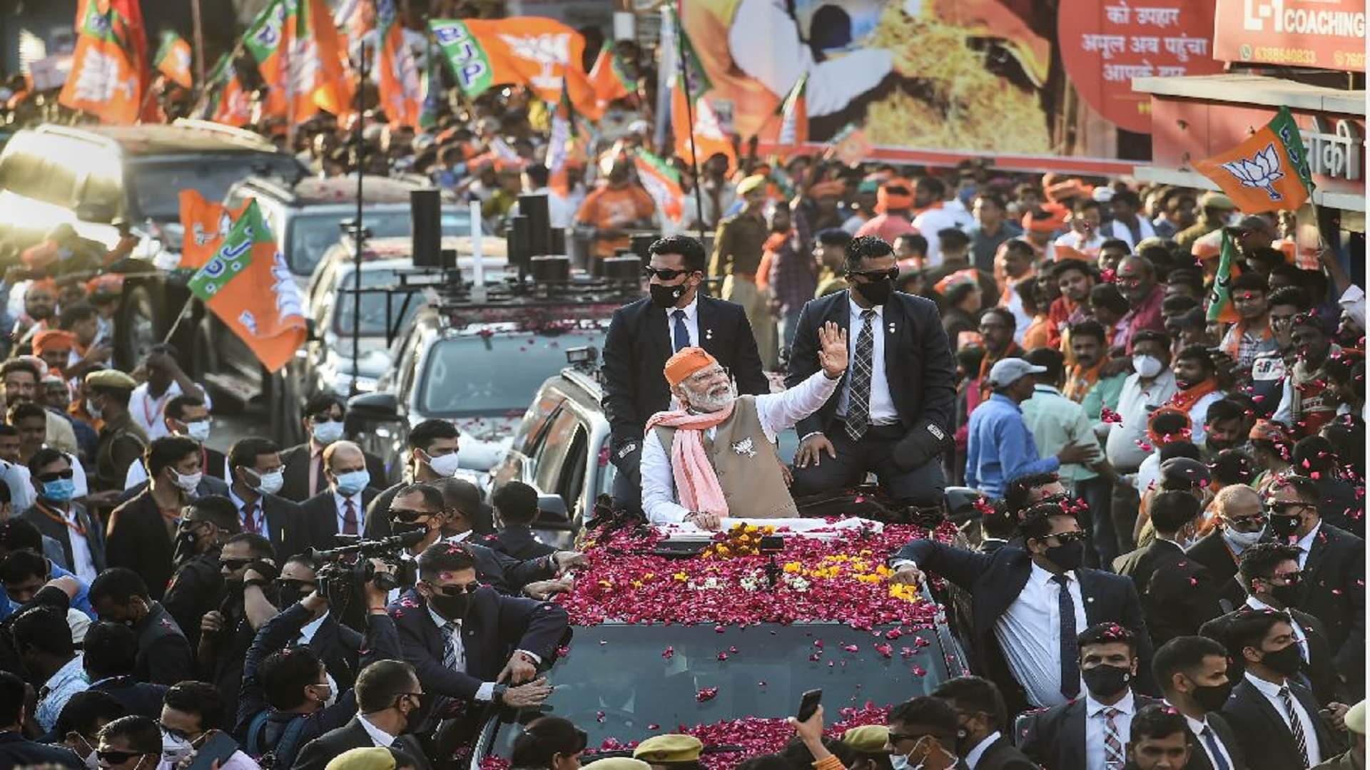 पीएम मोदी का मेगा शो: सड़कों पर उतरा हुजूम, काशी विश्वनाथ धाम में पूजा-अर्चना के बाद प्रधानमंत्री ने महामना को अर्पित की पुष्पांजलि UP Assembly Election 2022 PM Modi Road show in varanasi greeted him by showering flowers