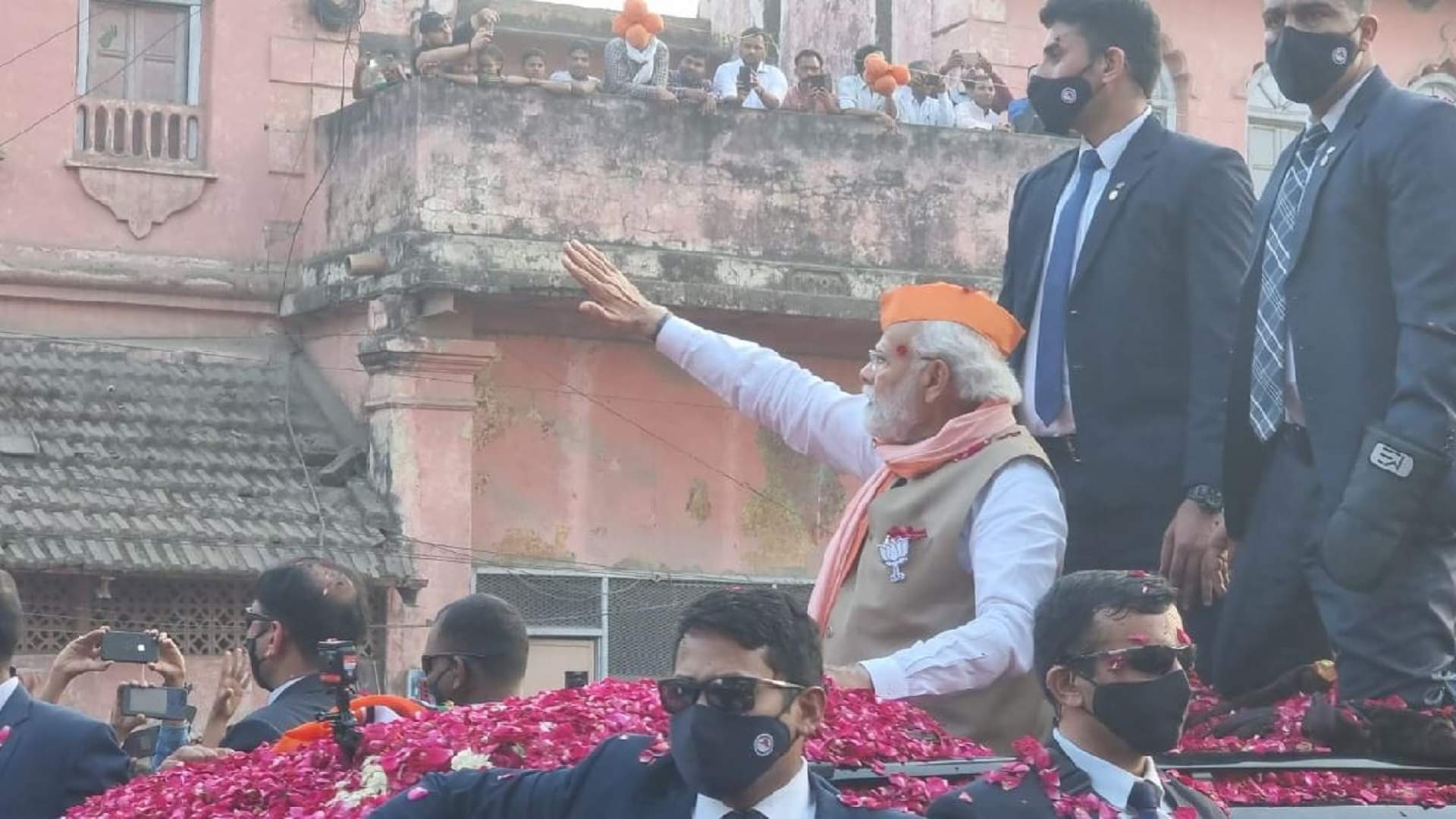 पीएम मोदी का मेगा शो: सड़कों पर उतरा हुजूम, काशी विश्वनाथ धाम में पूजा-अर्चना के बाद प्रधानमंत्री ने महामना को अर्पित की पुष्पांजलि UP Assembly Election 2022 PM Modi Road show in varanasi greeted him by showering flowers