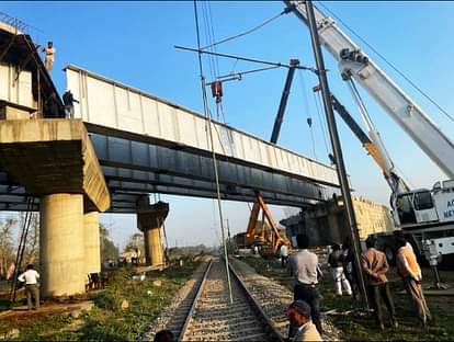 हुलासनगरा ओवरब्रिज : दो घंटे का ब्लॉक लेकर रखे गए गर्डर Girders kept with a block of two hours