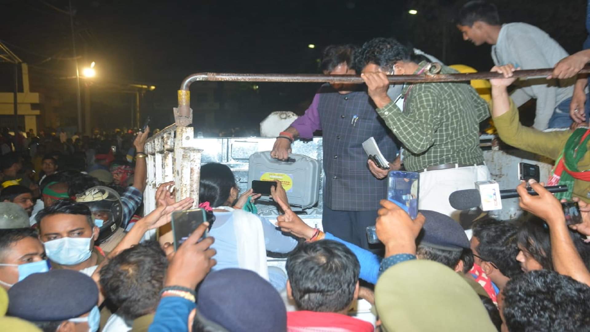 UP Election: ईवीएम पर सपा का घमासान, अखिलेश की अपील पर कहीं बवाल तो कहीं तोड़फोड़ UP Election Result Akhilesh Yadav Appeal Samajwadi Party supporters gathered near evms in many place created Ruckus see photos