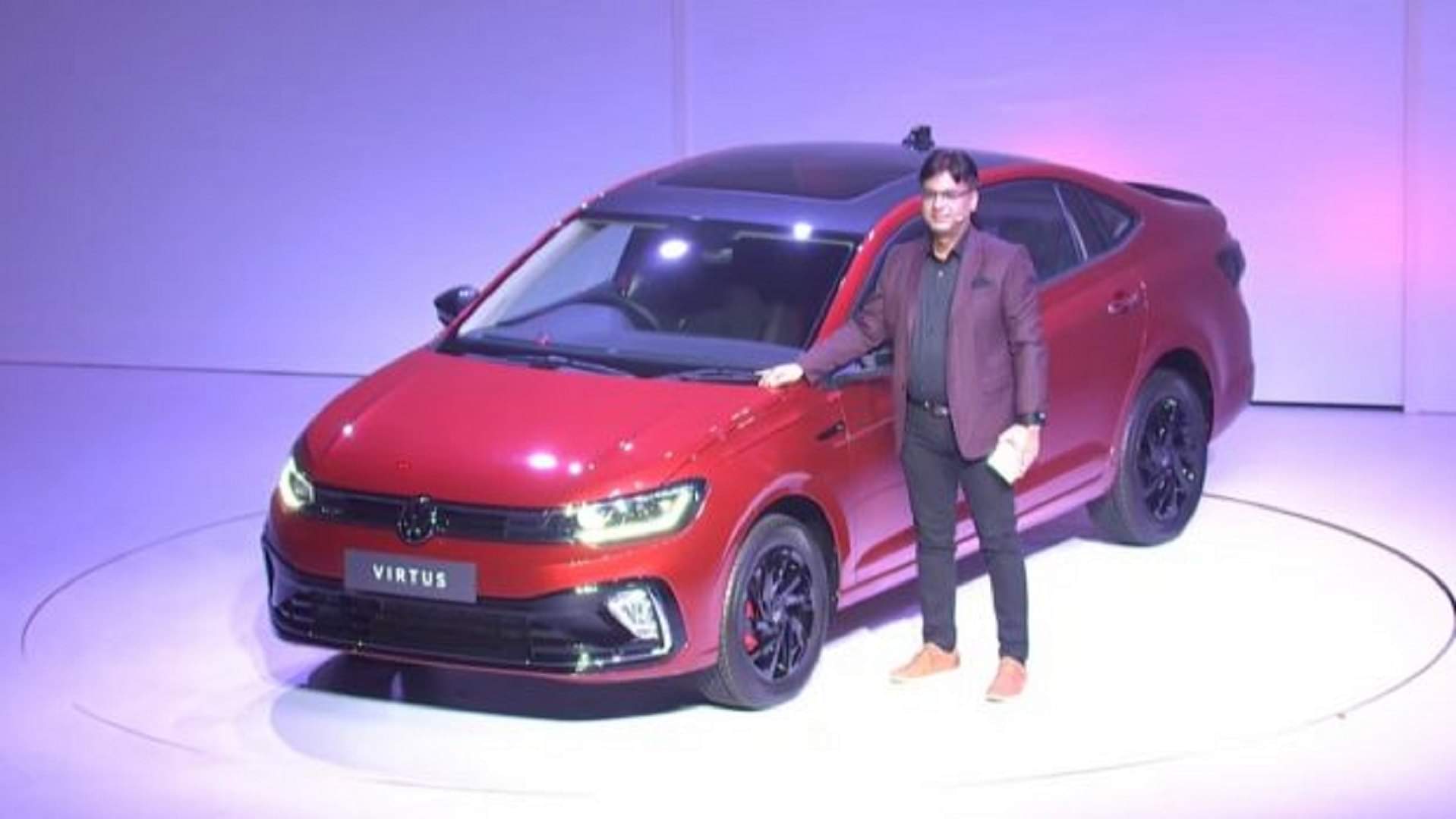 Volkswagen Virtus: फॉक्सवैगन ने दो महीनों में 5000 से ज्यादा वर्टस सेडान की डिलीवरी की, जानें इसकी खूबियां Volkswagen Virtus Delivery Volkswagen India delivers over 5000 units of VW Virtus sedan car in two months