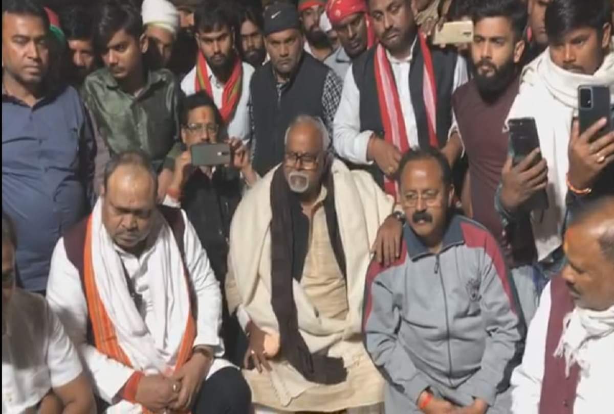 UP Election: ईवीएम पर सपा का घमासान, अखिलेश की अपील पर कहीं बवाल तो कहीं तोड़फोड़ UP Election Result Akhilesh Yadav Appeal Samajwadi Party supporters gathered near evms in many place created Ruckus see photos