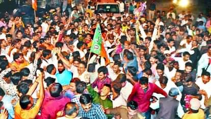 UP Election Results 202: ब्रज में फिर हर तरफ खिला 'कमल', भाजपा ने आगरा, मथुरा और एटा में किया क्लीन स्वीप UP Election Results 2022 Live Karhal Election Result 2022 Agra Mainpuri Vidhan Sabha Chunav Vote Counting News In Hindi