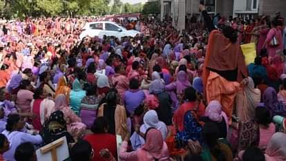 नौकरी पर लटकी तलवार: दिल्ली सरकार ने 400 से ज्यादा आंगनबाड़ी कर्मियों को हटाया, अभी और भेजे जाएंगे टर्मिनेशन लेटर termination letter sent by delhi government to 400 anganwadi workers sitting on dharna