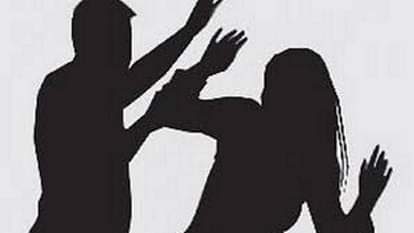 Deoria News: महिला से छेड़खानी, विरोध पर मां और बेटी पर धारदार हथियार से वार-केस दर्ज, तलाश शुरू Woman molested, mother and daughter attacked with sharp weapons when they protested.