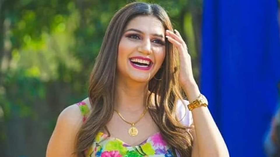 Sapna Choudhary: जींस पहन सपना चौधरी ने जमकर लगाए ठुमके, यूजर्स बोले- सूट में... Sapna Choudhary share her new dance video in jeans and yellow top looking gorgeous