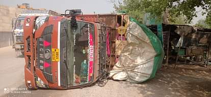 हुलासनगरा रेलवे क्रॉसिंग के पास गड्ढे में पलटा ट्रक Truck overturned in a pit near Hulasanagara railway crossing
