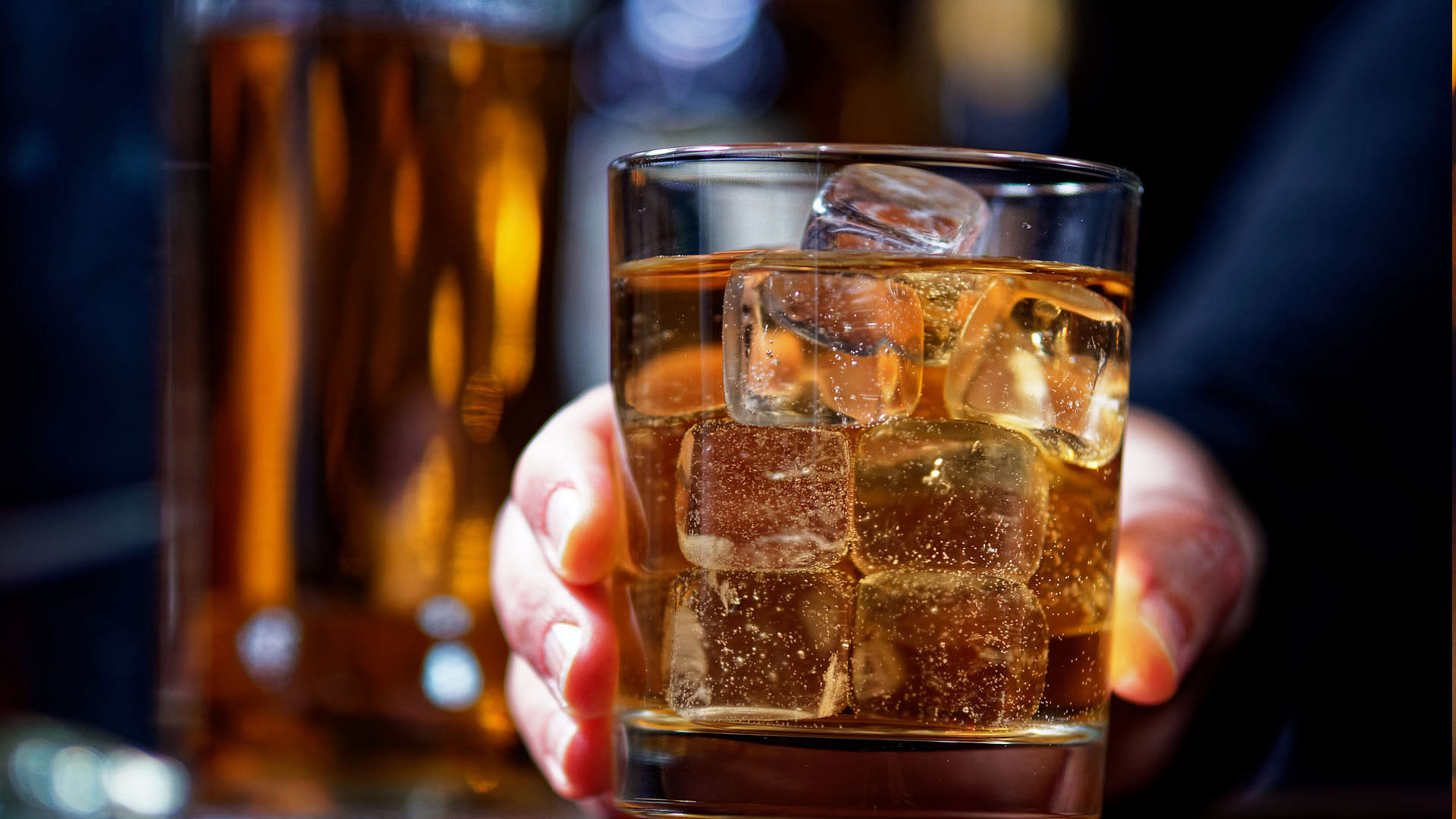 Lucknow: 90 ml bottle of English liquor becomes expensive, quarter, half and bottle prices remain the same