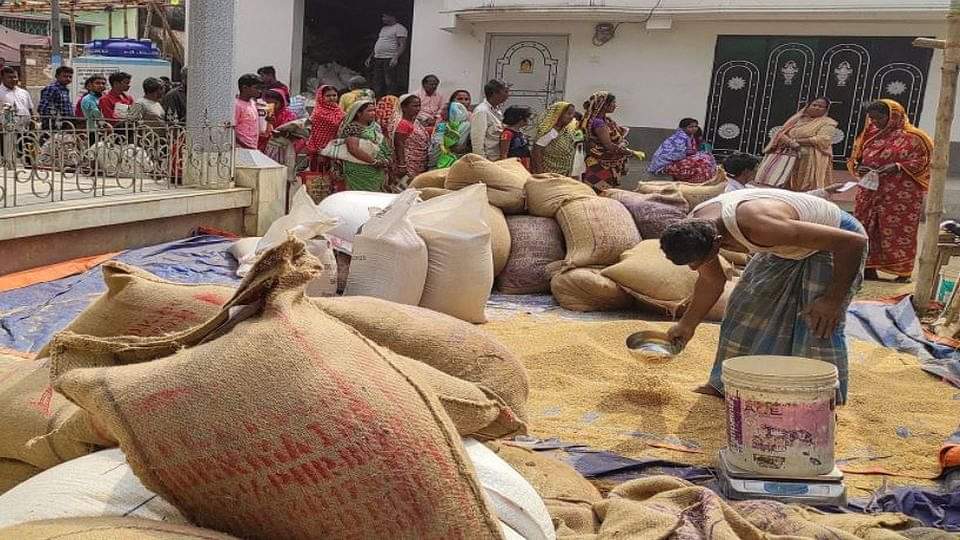 UP: किसका था राशन कार्ड सरेंडर कराने व वसूली की चेतावनी का आदेश, डुगडुगी पिटवाकर किया था एलान UP Government did not give any order to surrender ration card and recover from the ineligible for ration