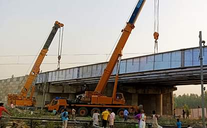 हुलासनगरा क्रॉसिंग के ओवरब्रिज पर रखे गए आखिरी गर्डर The last girder placed on the overbridge of Hulasanagara crossing
