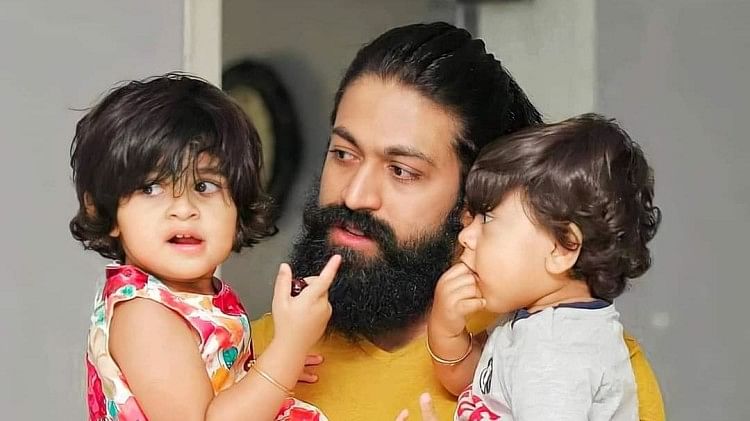 Yash: परिवार के साथ कुलदेवता के मंदिर पहुंचे यश, 'रामायण' पर तोड़ी चुप्पी, कहा- जल्द करूंगा बड़ा ऐलान kgf star yash visit kuldevi temple with family and react on nitesh tiwari ramayana ravan role