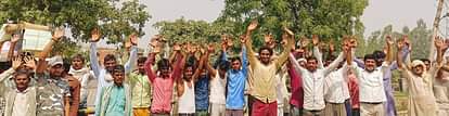 हुलासनगरा के ग्रामीणों ने रेलवे क्रॉसिंग खुली रखने को किया प्रदर्शन Villagers of Hulasnagra protest to keep the railway crossing open