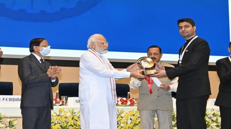 Pm Narendra Modi Honored Churu District Collector Siddharth Sihag At