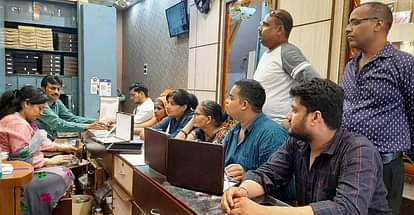 अक्षय तृतीया पर्व- लोगों ने अच्छे मुहूर्त में खरीदे जेवर, सराफा कारोबारियों की दुकानों पर रही रौनक Akshaya Tritiya festival - people bought jewelry at a good time, the shops of bullion traders were euphoric