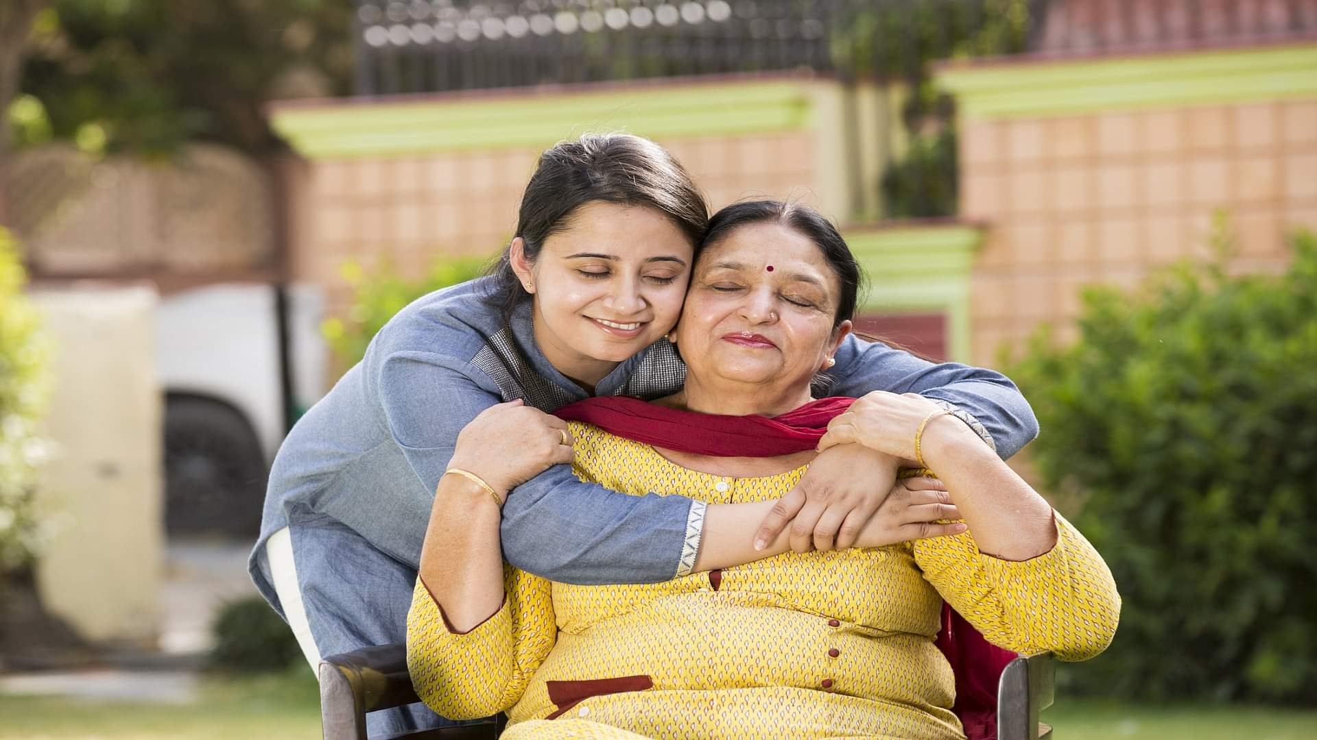 Raksha Bandhan 2022: भाई-बहन को ऐसे सिखाएं एक-दूसरे का सम्मान करना, डालें ये 5 आदतें Raksha Bandhan 2022: Teach these 5 things to the siblings make their bond stronger