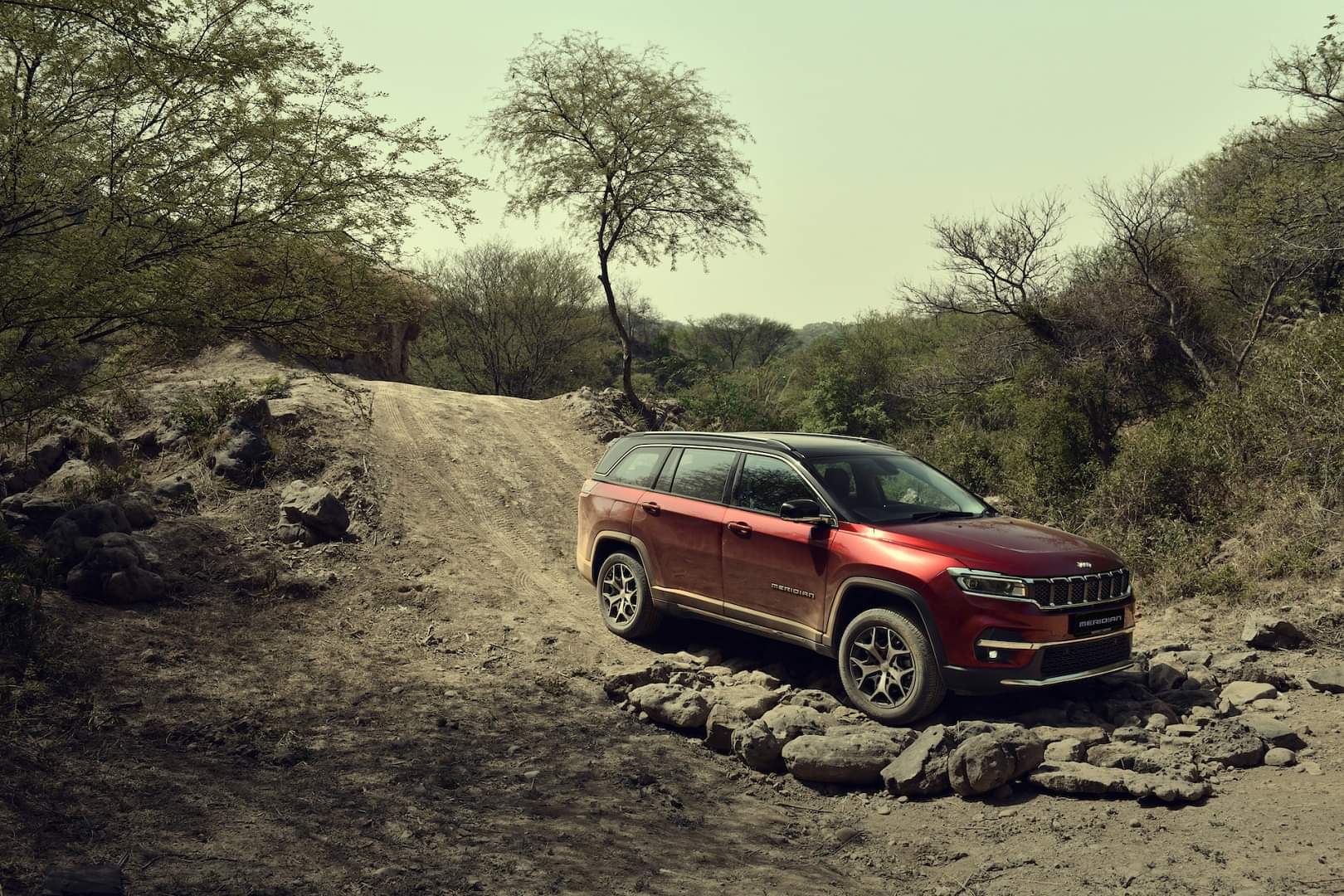 Jeep Meridian: जीप ने मेरिडियन एसयूवी का सबसे सस्ता वैरिएंट किया बंद, जानें पूरी डिटेल्स Jeep India discontinues most affordable variant of its flagship SUV Meridian