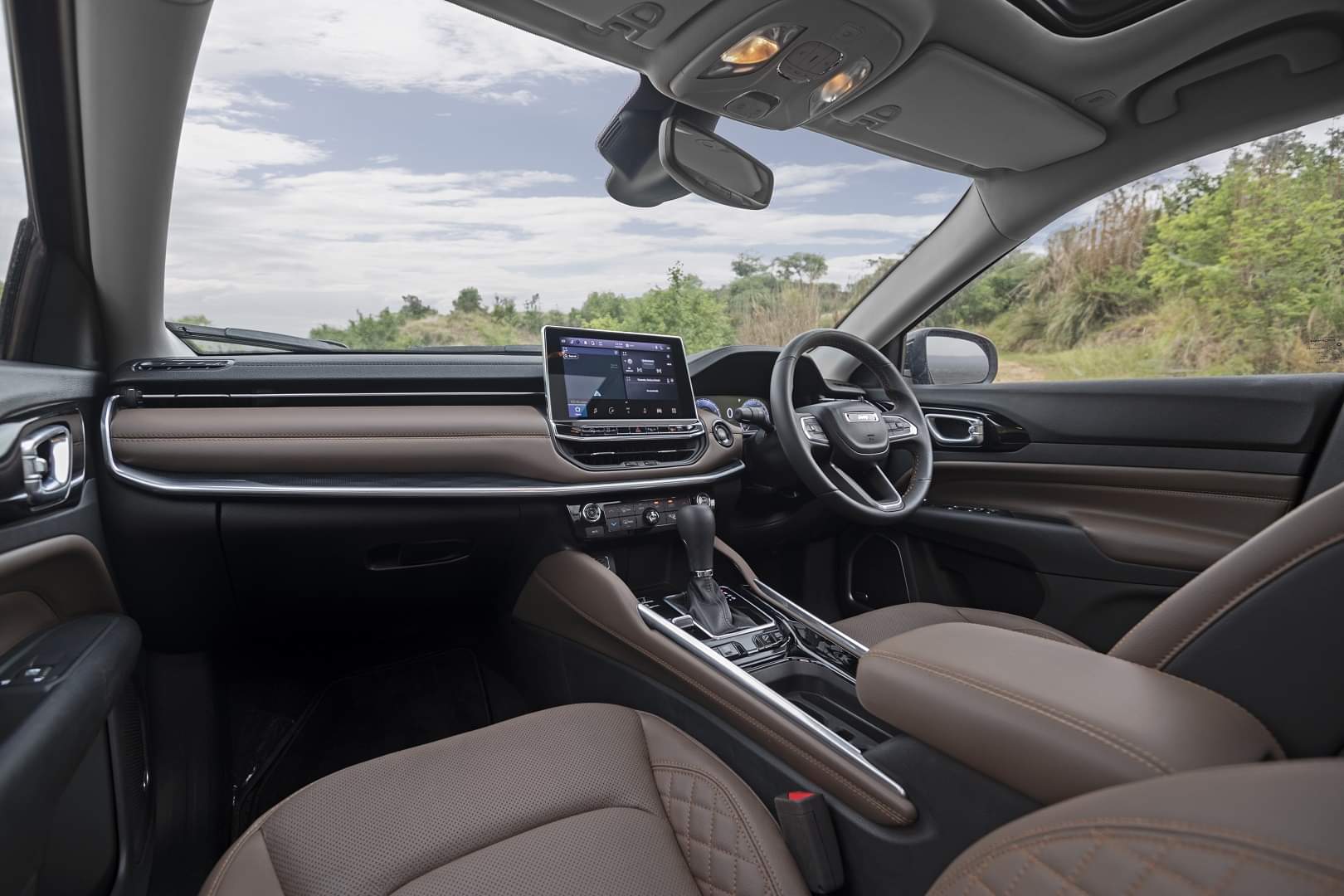Jeep Meridian: जीप ने मेरिडियन एसयूवी का सबसे सस्ता वैरिएंट किया बंद, जानें पूरी डिटेल्स Jeep India discontinues most affordable variant of its flagship SUV Meridian