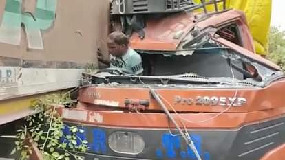 अयोध्या में भीषण सड़क हादसा: पीछे से कंटेनर में घुसी तेज रफ्तार डीसीएम, दोनों के बीच फंस गया चालक A DCM and container clashed on Lucknow Gorakhpur highway in Ayodhya.