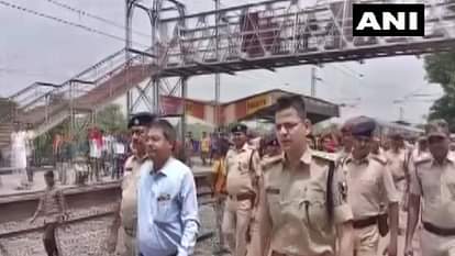 Agitation on Railway Tracks: बड़हिया स्टेशन पर ट्रेनों के ठहराव को लेकर धरना-प्रदर्शन, 10 ट्रेनें रद्द, 30 का बदला रूट Movement of 40 trains affected due to agitation on railway tracks in Bihar