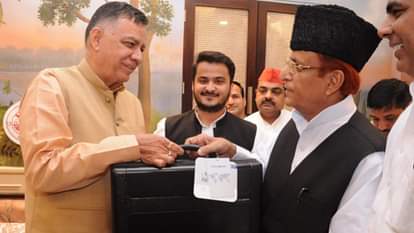 UP Budget Session: महंगाई-बेरोजगारी पर सपा का हंगामा, शपथ लेने के बाद रामपुर लौटे आजम खां, कसा मुलायम पर तंज UP Budget Session: Assembly Speaker Satish Mahana administered oath to Azam Khan and Abdullah
