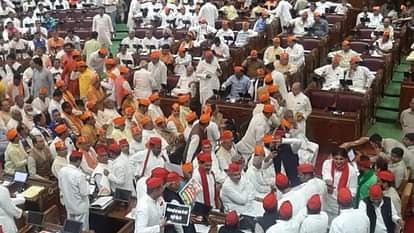 UP Budget Session: महंगाई-बेरोजगारी पर सपा का हंगामा, शपथ लेने के बाद रामपुर लौटे आजम खां, कसा मुलायम पर तंज UP Budget Session: Assembly Speaker Satish Mahana administered oath to Azam Khan and Abdullah