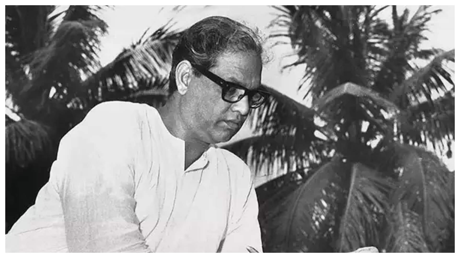 Majrooh Sultanpuri: नब्ज देखने वाले हकीम से दिल छूने वाले शायर ऐसे बने मजरूह सुल्तानपुरी, खाई थी जेल की भी हवा Majrooh Sultanpuri Death Anniversary: Great Indian Urdu poet and lyricist wrote lyrics for Hindi film soundtracks