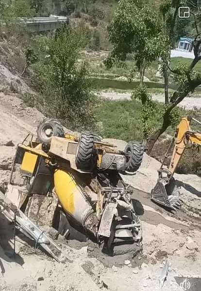 मिक्सचर वाहन लुढ़कने से मजदूर की दबकर मौत Worker dies after mixing vehicle rolls