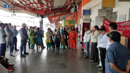 भारतीय रेलवे का हाल: प्रदर्शन कर दर्द बयां कर रहे कर्मचारी, खत्म किए जा रहे 50 फीसदी पद Meerut News: Railway employees have protest at city station against BJP government